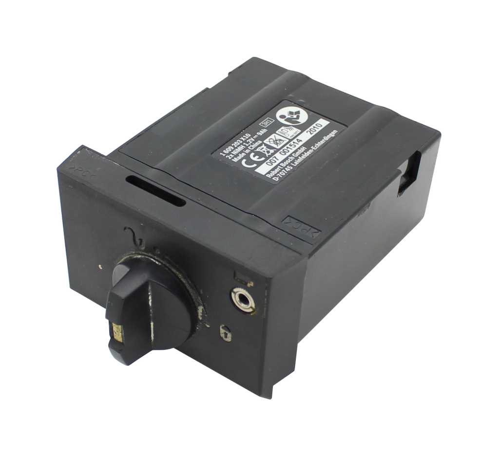 Schwarzer Akkupack mit Drehknopf, Schlitzöffnung und kleiner runder Buchse an der Frontseite auf weißem Hintergrund