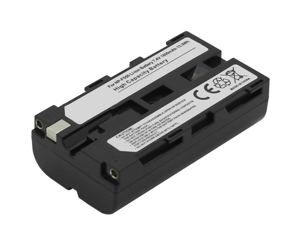 Schwarzer Kameraakku mit Metallkontakten und weißem Etikett, seitlich liegend auf weißem Hintergrund