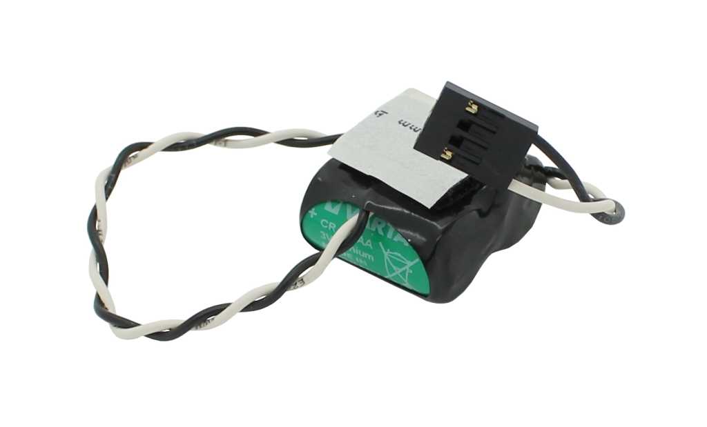 Schwarzes Batteriepack mit grünem Zylinder, zweipoligem Steckverbinder und verdrillten schwarz-weißen Kabeln auf weißem