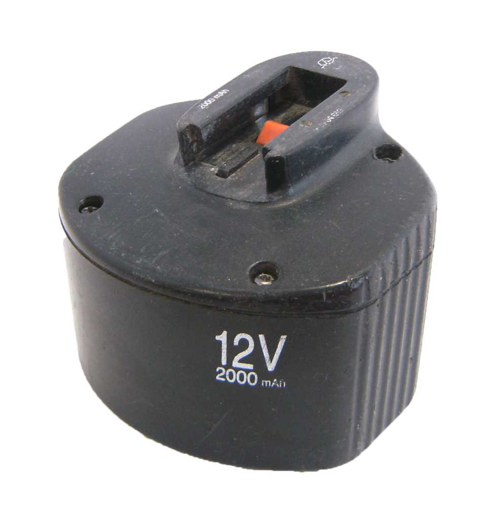 Schwarzer Werkzeugakku mit Aufsteckkontakt und rotem Entriegelungsknopf, Aufdruck 12V 2000 mAh